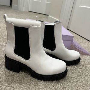 NWT White Madden Girl Tessa Boot
